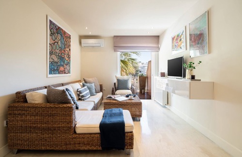 Vouliagmeni Apartment | 2BD Sunny Condo Close to the Beach