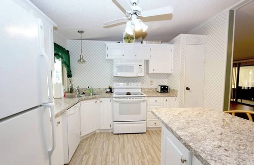 Sarasota House | 2bdr/2b pet friendly 55+ community w/amenities 5min to Siesta Key!