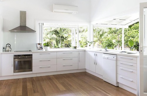 Byron Bay House | 2beachhouse byron bay just park your car 250m walk to byron central.