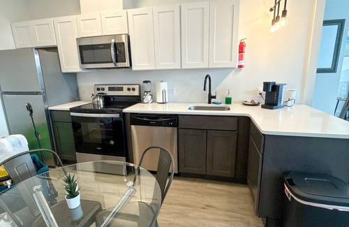 Elizabeth Apartment | 2BR apt close to EWR Airport 5131