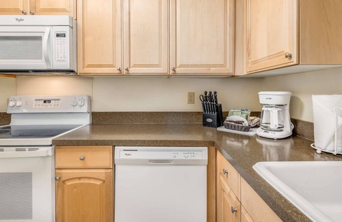 Kihei Condo | 2BR Apt near Kam 1 Beach, Pool, Hot Tub, Gym