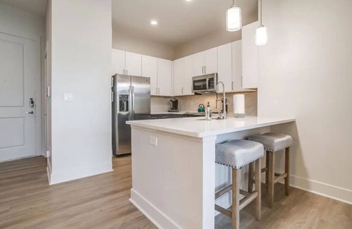 Deep Ellum Apartment | 2Br Apt with Pool, Gym, and Free Parking
