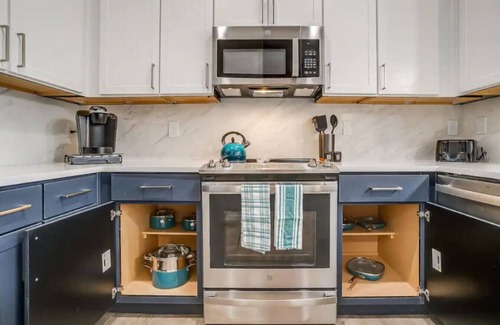 Deep Ellum Apartment | 2Br Apt with Pool, Gym, and Free Parking