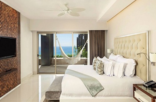Cabo San Lucas Resort | 2BR Beachfront Residence w/ocean view and resort amenities