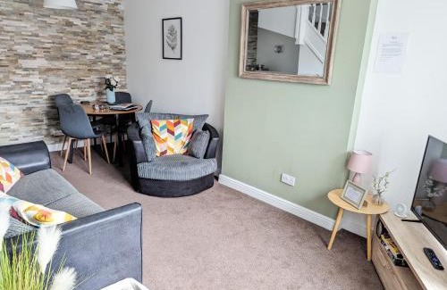 Rossington House | 2BR-Dean House-Kitchen-Dog Friendly-Parking-Fast WiFi