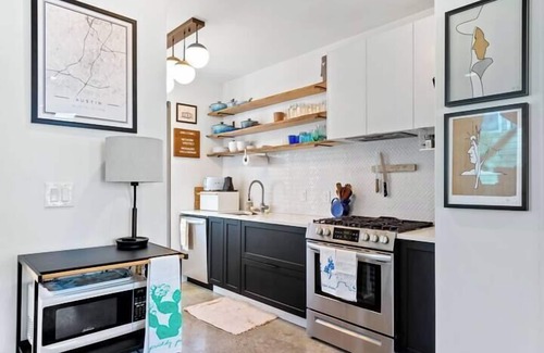 Cherrywood House | 2BR, Historic Neighborhood, Bright Space