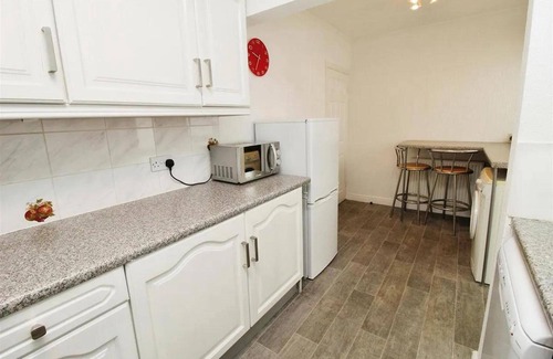 Bradford House | 2BR Home/garden/patio/city Access/6 Guests