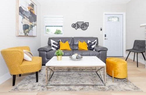 Flagami House | 2BR Modern - Top Location, Terrace - 6 min to Coral Gables