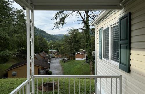 Gatlinburg - Pigeon Forge Ski Chalet | 2BR Retreat with Stunning Mountain Views