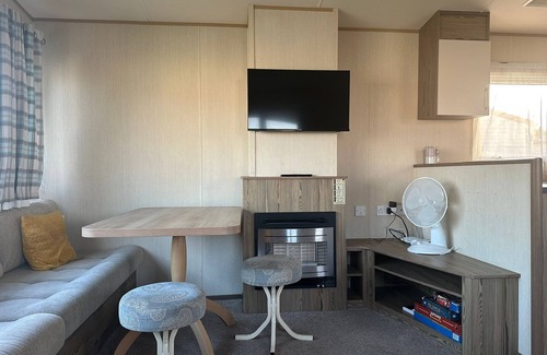 Clacton-on-Sea Cabin | 2br-sleeps6-wifi-freeparking-holidaypark
