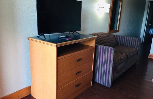 Pigeon Forge Apartment | 2Br (SLP6) Hotel Suite With Balcony Near Dixie Stampede