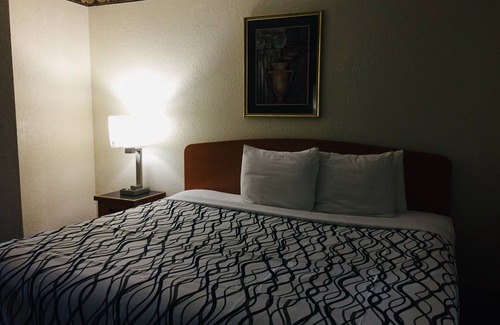 Pigeon Forge Apartment | 2Br (SLP6) Hotel Suite With Balcony Near Dixie Stampede