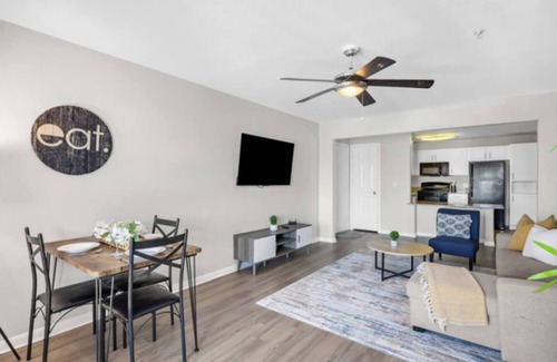 Pleasant Valley Apartment | 2BR Spacious Getaway Near Dwntown, Pool, UT Austin