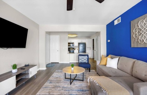 Pleasant Valley Apartment | 2BR Spacious Getaway Near Dwntown, Pool, UT Austin