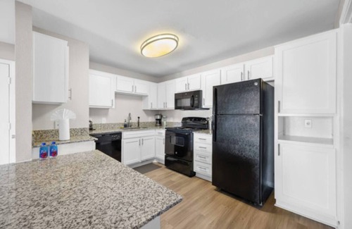 Pleasant Valley Apartment | 2BR Spacious Getaway Near Dwntown, Pool, UT Austin