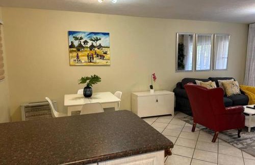 Die Hoewes Apartment | 2c - 4 No load shedding 2bed 2bath with garden