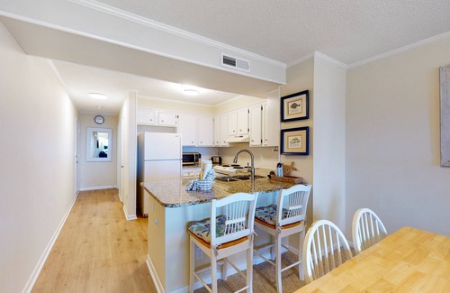 Atlantic Beach Condo | 2nd-Floor Condo in Oceanfront Location w/WiFi, Screened-In Balcony, Shared Pool