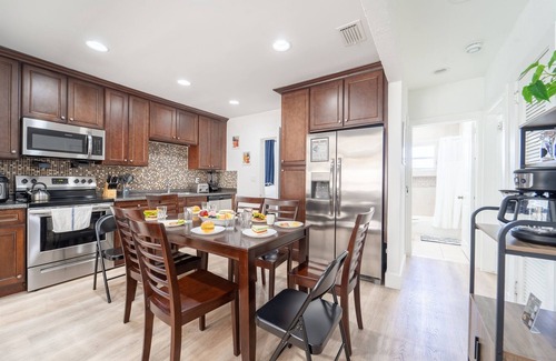 Parker Ridge House | 3 BD w/Parking and Shared Yard - Palm Wave Stays