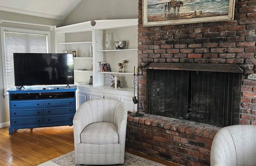 Cataumet Cottage | 3 bed 2 bath Beach Front Cottage in private neighborhood on Buzzards Bay