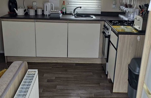 Ingoldmells Cabin | 3 Bed Caravan - Sleeps 6 - Pets - Parking - Wifi