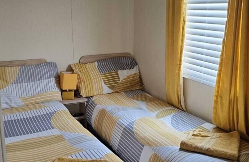 Ingoldmells Cabin | 3 Bed Caravan - Sleeps 6 - Pets - Parking - Wifi