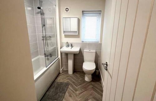 Bradford House | 3-Bed House Sleeps 5 Free Parking