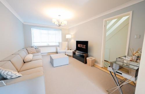 Pentwyn House | 3 Bed House With Free Parking, Garden & Fast Wifi