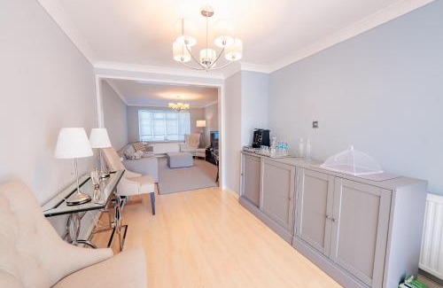 Pentwyn House | 3 Bed House With Free Parking, Garden & Fast Wifi