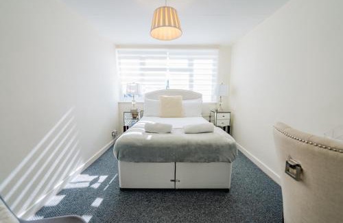 Pentwyn House | 3 Bed House With Free Parking, Garden & Fast Wifi