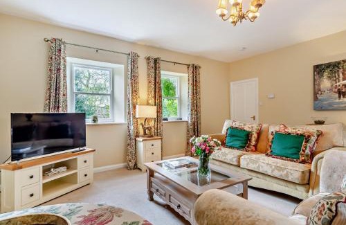 Richmond House | 3 Bed in Richmond 94740