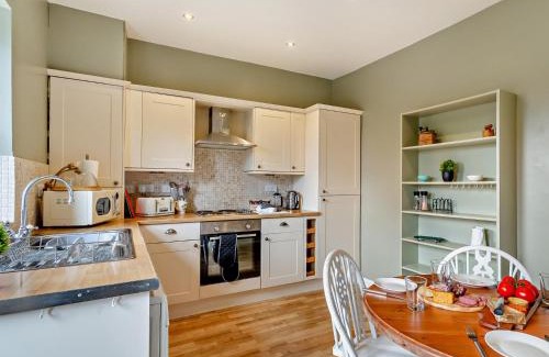 Richmond House | 3 Bed in Richmond 94740