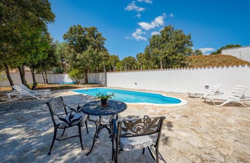 Peruski House | 3 bedroom accommodation in Pavicini