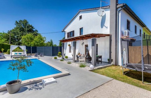 Rezanci Apartment | 3 bedroom accommodation in Svetvincenat