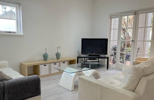 Nedlands Apartment | 3 bedroom accommodation near to UWA and hospitals