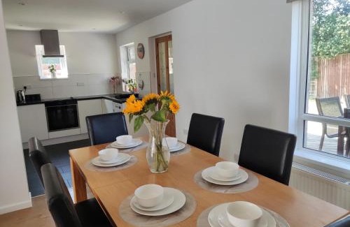 Bournemouth Apartment | 3 bedroom house 3-8 guests, CONTRACTORS, parking, Wi-Fi, close to Hospital, JP Morgan, nature reserves, golf courses, beach