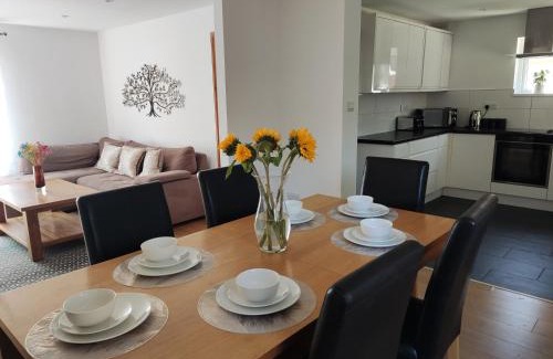 Bournemouth Apartment | 3 bedroom house 3-8 guests, CONTRACTORS, parking, Wi-Fi, close to Hospital, JP Morgan, nature reserves, golf courses, beach