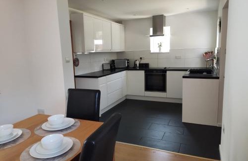 Bournemouth Apartment | 3 bedroom house 3-8 guests, CONTRACTORS, parking, Wi-Fi, close to Hospital, JP Morgan, nature reserves, golf courses, beach