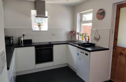 Bournemouth Apartment | 3 bedroom house 3-8 guests, CONTRACTORS, parking, Wi-Fi, close to Hospital, JP Morgan, nature reserves, golf courses, beach
