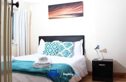 Oxford House | 3 Bedroom House For Contractors By Beds Away Short Lets & Serviced Accommodation Oxford With Free Parking for 2 Cars