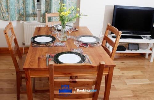 Oxford House | 3 Bedroom House For Contractors By Beds Away Short Lets & Serviced Accommodation Oxford With Free Parking for 2 Cars