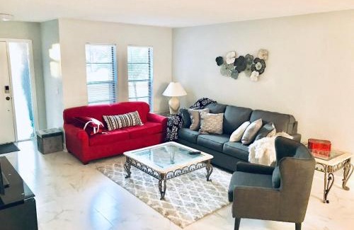 Somerset Lakes House | 3 Bedroom House with pool, 10 min from the beach