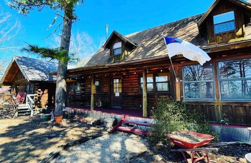 Eureka Springs House | 3 Bedroom log cabin with hot tub at Bear Mountain