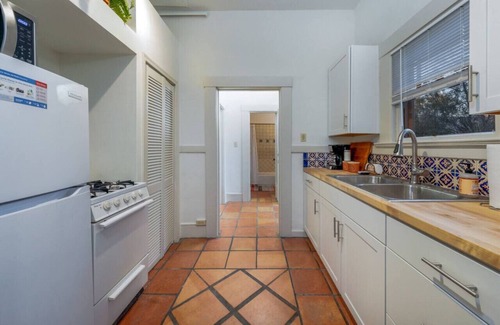 West University Apartment | 3 Blocks from U of A/Near 4th Ave/1 BR 1 BA