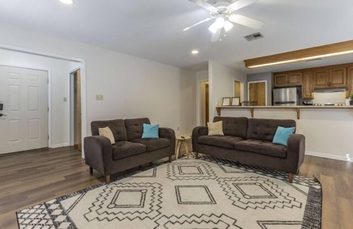 University Apartment | 3 Br 3 Ba Urban Getaway Great Weekly & Monthly Rates