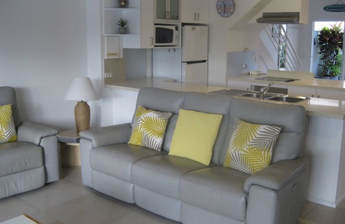 Ellis Beach Apartment | 3 Brm Waterfront Apartment