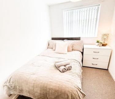 Skelmersdale Apartment | 3 Double Bedrooms, Lancashire Townhouse, a base to explore