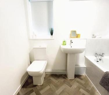 Skelmersdale Apartment | 3 Double Bedrooms, Lancashire Townhouse, a base to explore