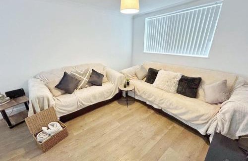 Skelmersdale Apartment | 3 Double Bedrooms, Lancashire Townhouse, a base to explore