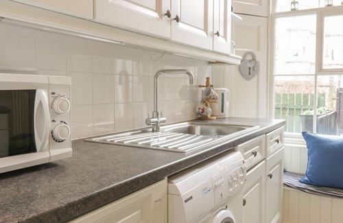 West End Apartment | 3 LYNEDOCH PLACE, pet friendly, with a garden in Edinburgh