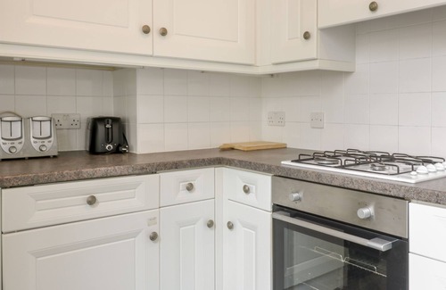 West End Apartment | 3 LYNEDOCH PLACE, pet friendly, with a garden in Edinburgh